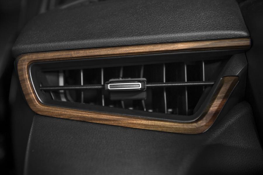 Детали интерьера Toyota Corolla Trek Hybrid 2019 года  (WW) (фото 8 из 17)
